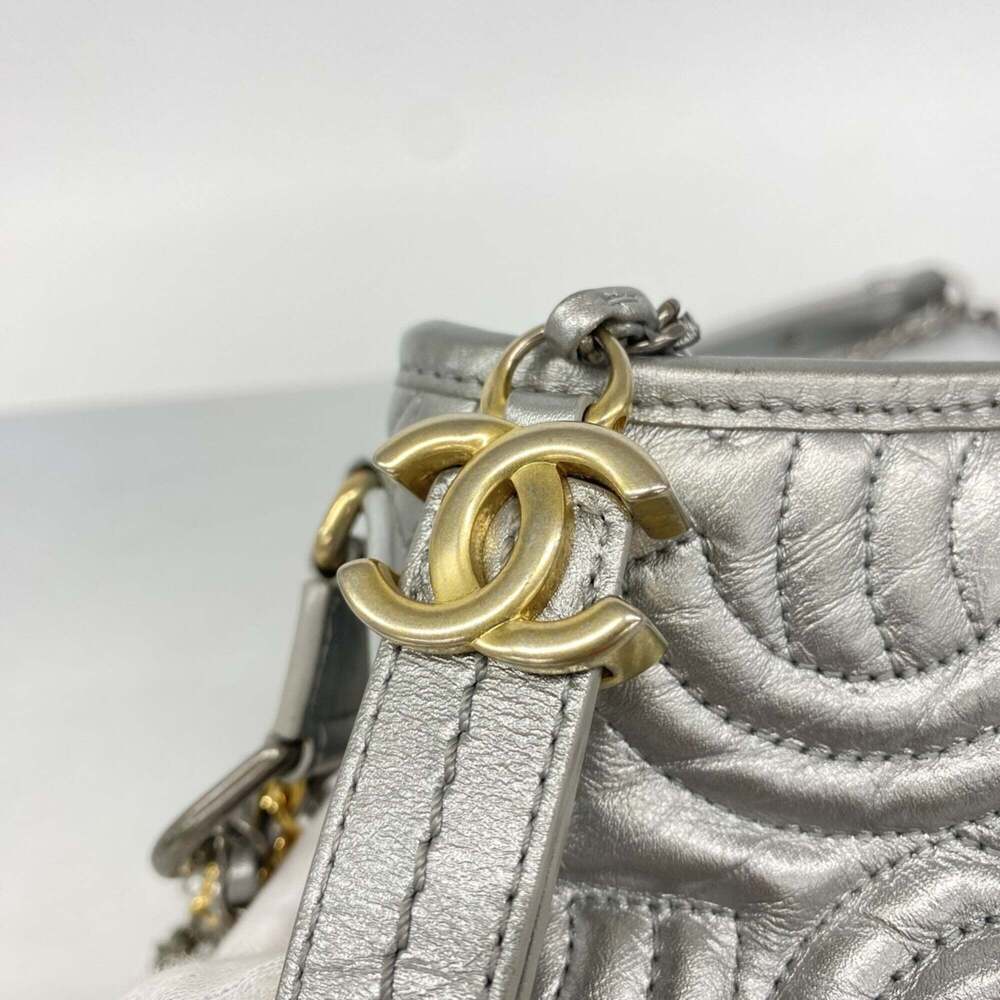 CHANEL Gold Shoulder Bag - Picture 9 of 10